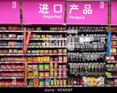 --FILE--Vista di prodotti importati per la vendita in un supermercato a Pechino, in Cina, il 29 dicembre 2018. La decisione della Cina di ridurre le aliquote di imposta su un intervallo di g Foto Stock