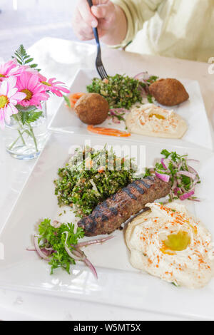 Miami Florida,Baklava Factory,Medio Oriente,Oriente,orientale,ristorante ristoranti cibo pranzo caffè cafè cucina,cibo,piatto,piatto,kibbeh,hummus,tabouleh Foto Stock
