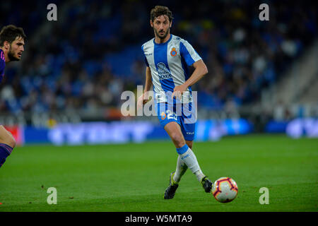 Esteban Granero del RCD Espanyol passa la palla durante il loro xxxiv round match della Liga 2018-2019 stagione contro RC Celta de Vigo RCDE Stadium Foto Stock