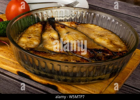 Bistecche di halibut cotta in un piatto di vetro. In salsa di soia con il miele. Foto Stock