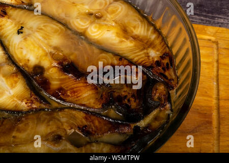 Bistecche di halibut cotta in un piatto di vetro. In salsa di soia con il miele. Foto Stock