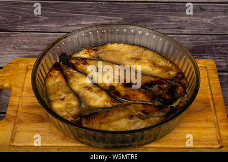 Bistecche di halibut cotta in un piatto di vetro. In salsa di soia con il miele. Foto Stock