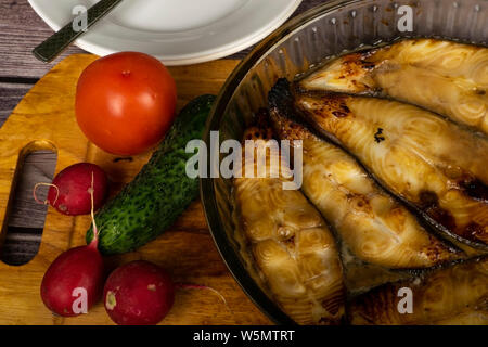 Bistecche di halibut cotta in un piatto di vetro. In salsa di soia con il miele. Foto Stock