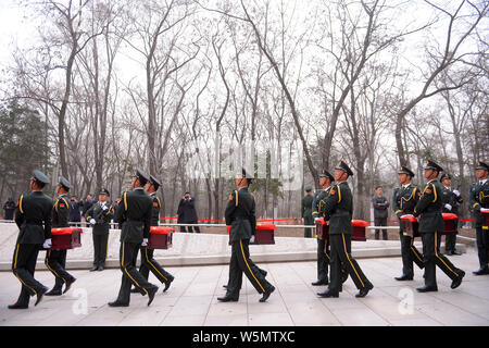 Cinese soldati PLA di accompagnare i resti di dieci soldati cinesi uccisi nel 1950-53 guerra coreana durante una cerimonia di sepoltura a uno dei martiri park di Shen Foto Stock