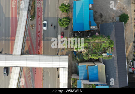 Il semi-demolita nove-pavimento edificio residenziale è raffigurato in Nanning city, a sud della Cina di Guangxi Zhuang Regione autonoma, 2 aprile 2019. Un nin Foto Stock