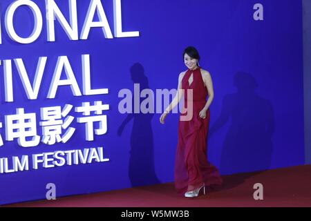 Attrice cinese Yan Ni arriva sul tappeto rosso per la chiusura ed il premio cerimonia di presentazione del 9Beijing International Film Festival (BIFF Foto Stock