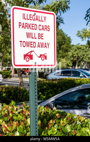 Fort ft. Lauderdale Florida, Coral Springs, parcheggio, cartello, avvertimento, le auto parcheggiate illegalmente saranno trainate via, FL091213045 Foto Stock