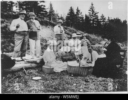 Roosevelt e Eleanor Roosevelt con Sara Delano Roosevelt in foto di gruppo in Campobello Foto Stock