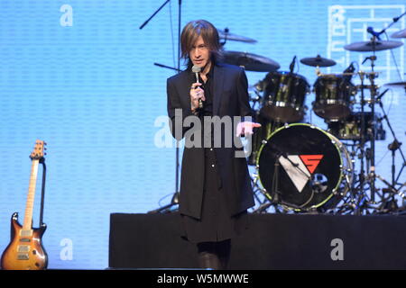 Musicista giapponese Yune Sugihara, meglio noto con il suo nome di fase Sugizo, di banda giapponese X Japan assiste il debutto la vetrina della Chinese boy band VOGUE5 Foto Stock