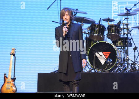 Musicista giapponese Yune Sugihara, meglio noto con il suo nome di fase Sugizo, di banda giapponese X Japan assiste il debutto la vetrina della Chinese boy band VOGUE5 Foto Stock