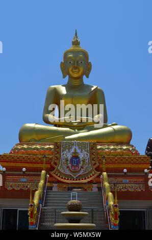 Un seduto statua del Buddha in un tempio in Hua Hin Tailandia Foto Stock