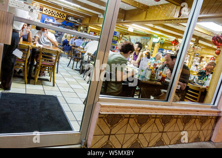 Miami Beach Florida, Collins Avenue Puerto Sagua, ristorante cubano ristoranti, vista attraverso la finestra, uomo uomini maschio, donna donne, coppie di coppia, Foto Stock