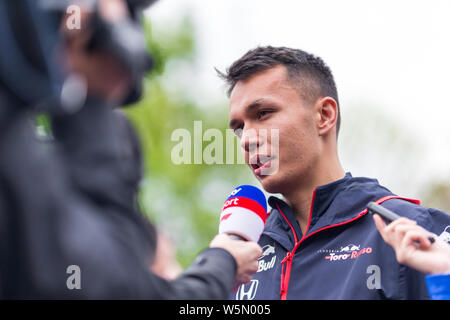 Thai-British racing driver Alexander Albon della Scuderia Toro Rossom viene intervistato prima della Formula 1 Heineken Chinese Grand Prix 2019 in Shanghai Foto Stock