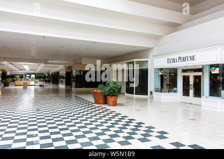 West Palm Beach Florida, Palm Beach Mall, preclosed, preclosure, dead Mall, empty, closing, economy, Financial credit crisis, desolate, closed store, shopping Foto Stock