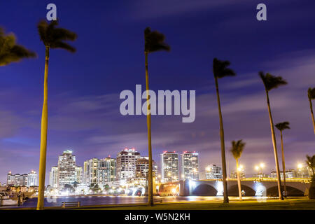 West Palm Beach Florida, skyline della città, serata notturna, lungomare Intracoastal, navigazione, edificio, grattacieli grattacieli alti edifici edificio dra Foto Stock