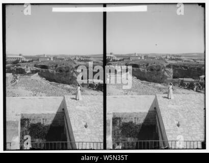 Porta di Damasco e dintorni. Gordon's Calvario dalla parete della città Foto Stock