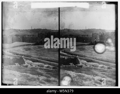 Porta di Damasco e dintorni. Erode e Gate Olivet da Gordon's Calvario Foto Stock