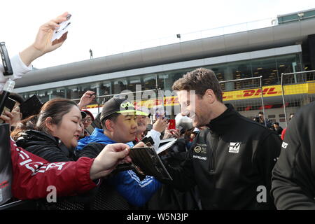 Un pilota francese Romain Grosjean di Haas F1 Team firma autografi per i fan prima della Formula 1 Heineken Chinese Grand Prix 2019 a Shanghai Foto Stock