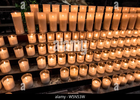 Chiesa cattolica romana candele in Roma Italia e come li illuminazione riflette la speranza e la positività Foto Stock