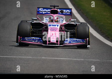 Mexican driver di Formula Uno Sergio Perez del punto Racing BWT Mercedes compete durante la prima sessione di prove per la Formula 1 Heineken Chinese Grand Prix Foto Stock