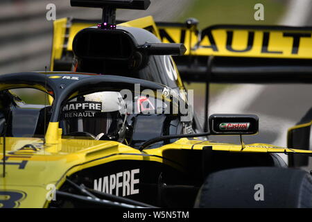 Australian Formula One driver Daniel Ricciardo della Renault F1 compete durante la prima sessione di prove per la Formula 1 Heineken Chinese Grand Prix 2019 a Foto Stock