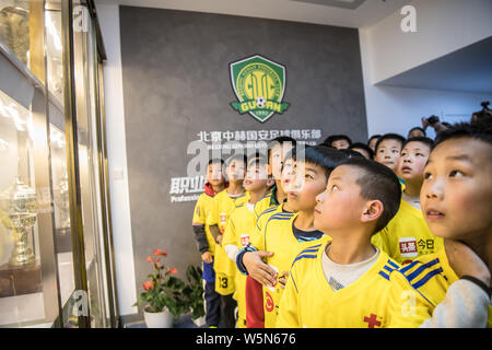 Adolescente cinese di calcio ai giocatori di prendere parte al 'CSL del primo nome attività pubblica" tenuto da popolare cinese news app Jinri Toutiao, IC Foto e chi Foto Stock