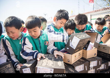 Adolescente cinese di calcio ai giocatori di prendere parte al 'CSL del primo nome attività pubblica" tenuto da popolare cinese news app Jinri Toutiao, IC Foto e chi Foto Stock