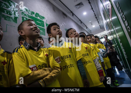 Adolescente cinese di calcio ai giocatori di prendere parte al 'CSL del primo nome attività pubblica" tenuto da popolare cinese news app Jinri Toutiao, IC Foto e chi Foto Stock