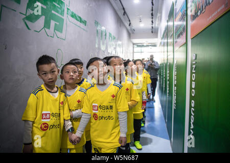 Adolescente cinese di calcio ai giocatori di prendere parte al 'CSL del primo nome attività pubblica" tenuto da popolare cinese news app Jinri Toutiao, IC Foto e chi Foto Stock