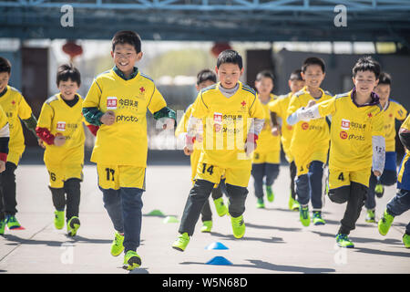 Adolescente cinese di calcio ai giocatori di prendere parte al 'CSL del primo nome attività pubblica" tenuto da popolare cinese news app Jinri Toutiao, IC Foto e chi Foto Stock