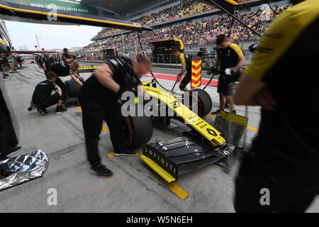 Tedesco di Formula One driver Nico Hulkenberg di Renault compete durante il secondo turno di prove libere per la Formula 1 Heineken Chinese Grand Prix 2019 al Foto Stock