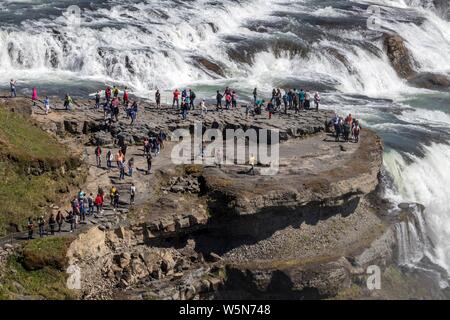 Molti turisti, Gullfoss cascata, Fiume Hvita, Haukadalur, Golden Circle, Sud Islanda Islanda Foto Stock