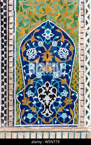Close-up di tilework al Nadir Divan-begi Madrasah, Nadir Divanbegi Medressa, Bukhara, Uzbekistan Foto Stock
