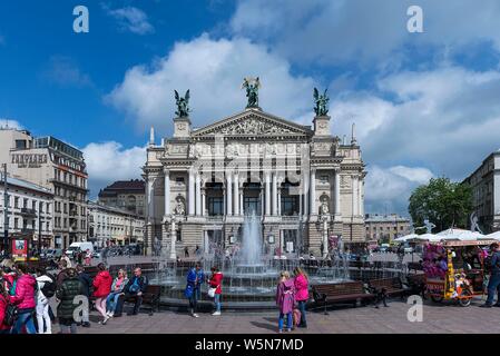 Opera Fontana di fronte alla Opera House di Lviv, Ucraina Foto Stock