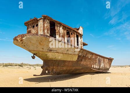 Relitto di nave Moynak cimitero, Moynaq, Uzbekistan Foto Stock