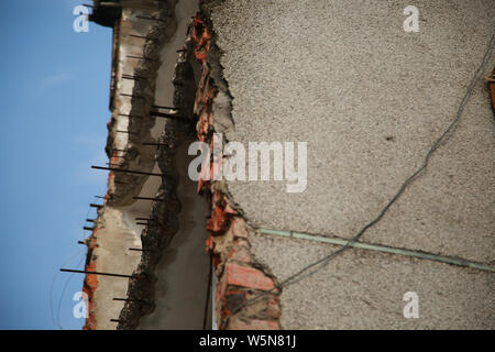 Il semi-demolita nove-pavimento edificio residenziale è raffigurato in Nanning city, a sud della Cina di Guangxi Zhuang Regione autonoma, 2 aprile 2019. Un nin Foto Stock