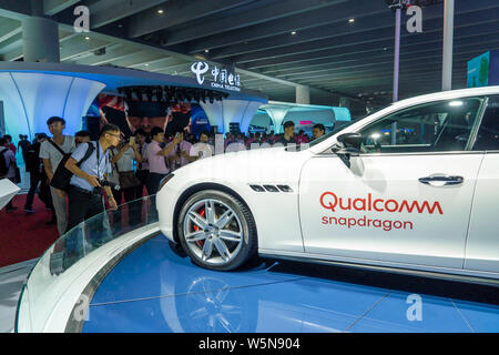 --FILE -- la gente visita lo stand di Qualcomm durante una expo in città di Guangzhou, Cina del sud della provincia di Guangdong, 13 settembre 2018. US tech giant qu Foto Stock