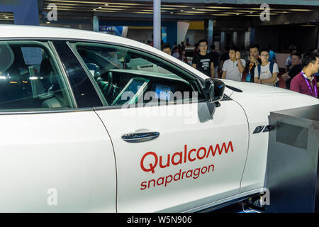 --FILE -- la gente visita lo stand di Qualcomm durante una expo in città di Guangzhou, Cina del sud della provincia di Guangdong, 13 settembre 2018. US tech giant qu Foto Stock