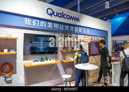 --FILE -- la gente visita lo stand di Qualcomm durante una expo in città di Guangzhou, Cina del sud della provincia di Guangdong, 13 settembre 2018. US tech giant qu Foto Stock