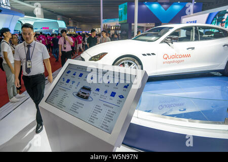 --FILE -- la gente visita lo stand di Qualcomm durante una expo in città di Guangzhou, Cina del sud della provincia di Guangdong, 13 settembre 2018. US tech giant qu Foto Stock