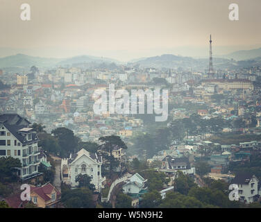 Il Vietnam littell Parigi Da Lat cityscape. Copia della Torre Eiffel sullo sfondo. Vista dalla montagna di Dalat, Vietnam. Foto Stock