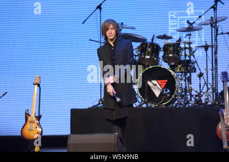 Musicista giapponese Yune Sugihara, meglio noto con il suo nome di fase Sugizo, di banda giapponese X Japan assiste il debutto la vetrina della Chinese boy band VOGUE5 Foto Stock