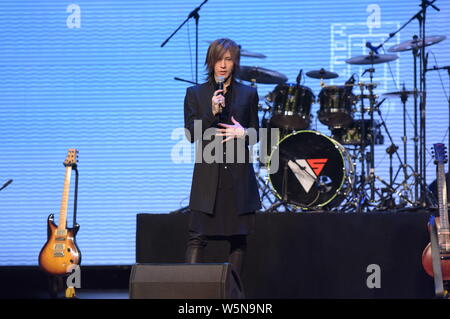 Musicista giapponese Yune Sugihara, meglio noto con il suo nome di fase Sugizo, di banda giapponese X Japan assiste il debutto la vetrina della Chinese boy band VOGUE5 Foto Stock