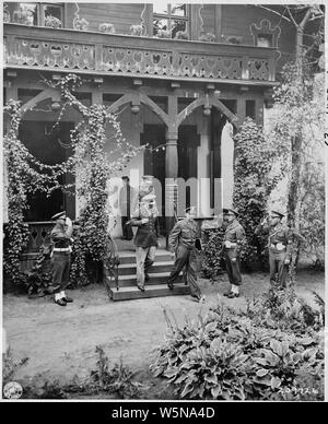 Gen. Brehon B. Somervell lascia il Palazzo Cecilienhof, scena della Conferenza di Potsdam in Potsdam, Germania con il Mag. Gen. Charles P. lordo, a sinistra, e il tenente Col. Edward Martin, Jr., posteriore, dopo una riunione dei capi congiunta del personale. Foto Stock