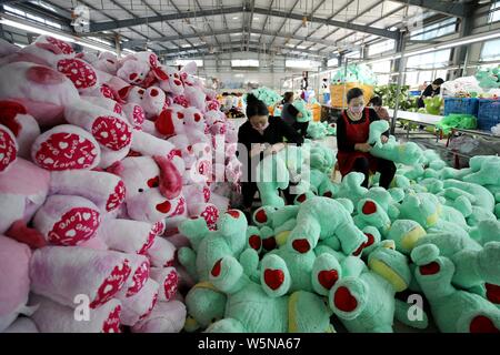 --FILE--femmina di lavoratori cinesi fanno giocattoli morbidi per essere esportati verso gli Stati Uniti e l'Europa in una fabbrica nella città di Lianyungang, est della Cina di Jiangsu pr Foto Stock