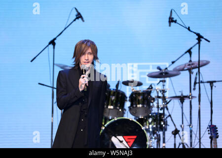 Musicista giapponese Yune Sugihara, meglio noto con il suo nome di fase Sugizo, di banda giapponese X Japan assiste il debutto la vetrina della Chinese boy band VOGUE5 Foto Stock