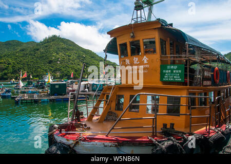 Inter-island ferry a Sok Kwu Wan sul Isola di Lamma, Hong Kong Foto Stock