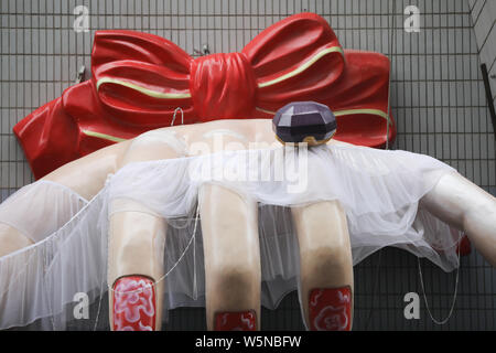 Un enorme scultura con la forma di una mano coperta con filo bianco è installato sulla superficie di un edificio a Xi'an City, a nord-ovest della Cina di Shaanxi Foto Stock