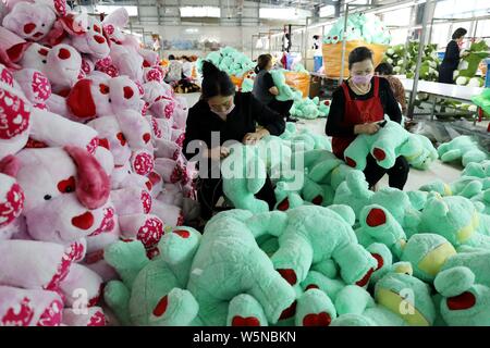 --FILE--femmina di lavoratori cinesi fanno giocattoli morbidi per essere esportati verso gli Stati Uniti e l'Europa in una fabbrica nella città di Lianyungang, est della Cina di Jiangsu pr Foto Stock