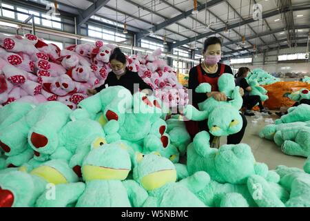 --FILE--femmina di lavoratori cinesi fanno giocattoli morbidi per essere esportati verso gli Stati Uniti e l'Europa in una fabbrica nella città di Lianyungang, est della Cina di Jiangsu pr Foto Stock